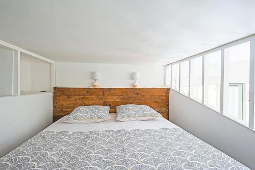 um quarto com uma cama grande e 2 almofadas em Cosy studio - Best location em Nice