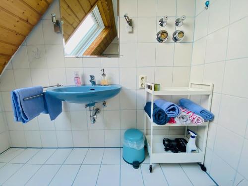 a bathroom with a blue sink and a mirror at Auszeit-Ort mit Wohlfühl-Garantie in Neu Ulm