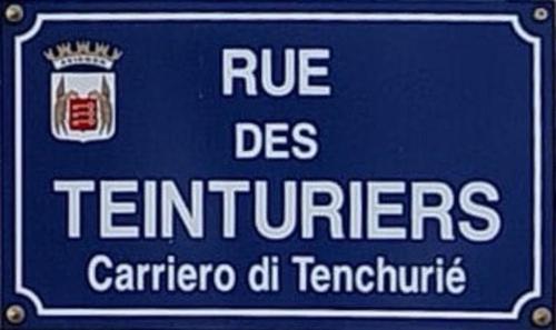 un panneau bleu avec la wordsrue de ter centimètres dans l'établissement Au fil de l'eau, à Avignon