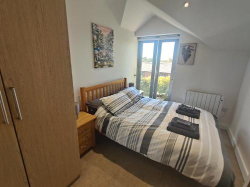 a bedroom with a bed and a window at Light modern 1 bedroom apartment in Cambridge