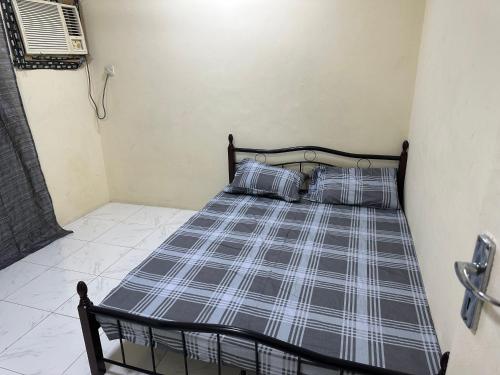 Giường trong phòng chung tại Room available in one bedroom appartment dating not allowd thare