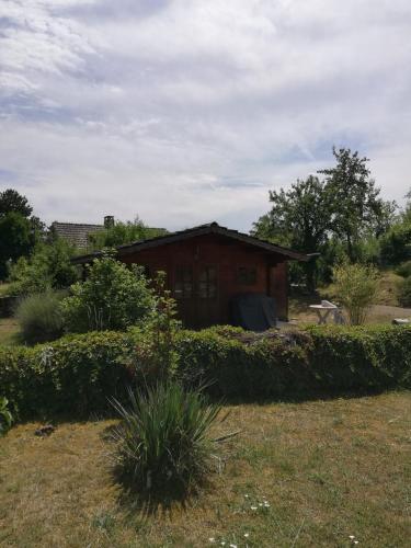 une petite maison au milieu d'une cour dans l'établissement petit chalet dans verger et village Historique, à Molesmes
