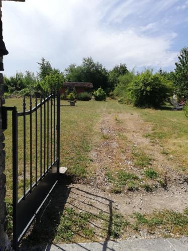 Ein Zaun in einem Hof mit einem Feld in der Unterkunft petit chalet dans verger et village Historique 
