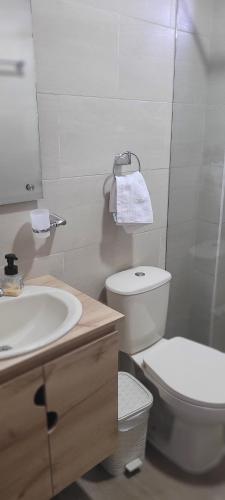 y baño con aseo blanco y lavamanos. en Lujoso LOFT en el Centro, en Cartago