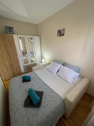 ein Schlafzimmer mit einem großen Bett mit zwei Kissen darauf in der Unterkunft Gordana Apartments in Belgrad