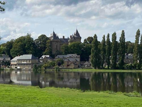 a town with a large castle and a lake at Studio Le chat’Oh! in Combourg