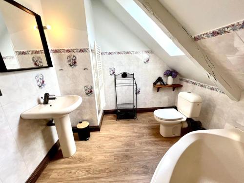 a bathroom with a sink and a toilet at Gîte Diamant, Vallée du Scorff, Nature, Bien-être, 6 personnes in Arzano