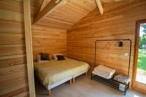 A bed or beds in a room at Cabane forêt proche plage