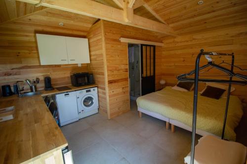 Kuchyň nebo kuchyňský kout v ubytování Cabane forêt proche plage