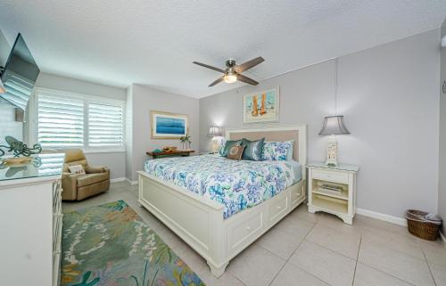 1 dormitorio con 1 cama y ventilador de techo en Sonrisa 1 en Clearwater Beach
