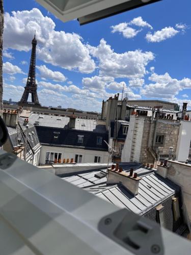 a view of the eiffel tower from a balcony at Magnifique vue sur la Tour Effeil in Paris