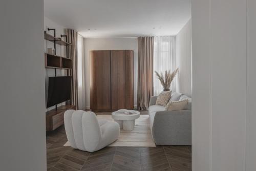 un salon avec un canapé et une télévision dans l'établissement 2 Bedroom Apartment next to Monaco, à Beausoleil