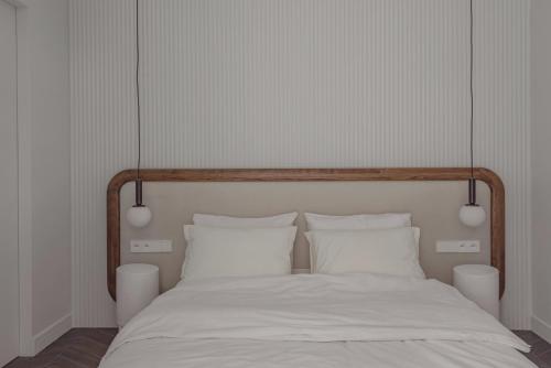 - une chambre avec un lit blanc et 2 oreillers blancs dans l'établissement 2 Bedroom Apartment next to Monaco, à Beausoleil