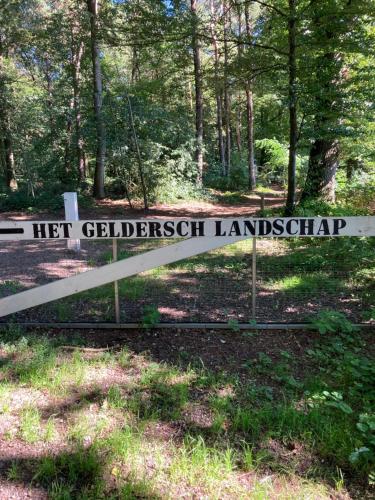 a sign that reads her golden gateuch landscape at Bed & Breakfast Hoeve Happiness - ontbijt inbegrepen - wellness aanwezig in Voorthuizen