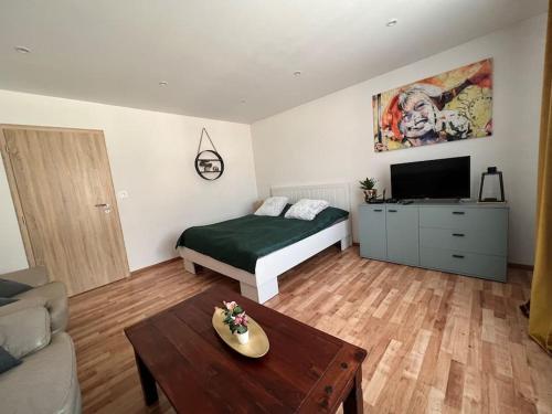 馬丁的住宿－Apartman centrum Šturka，卧室配有一张床和一张桌子