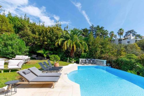 une piscine avec des chaises longues et une piscine dans l'établissement Belvedere - Villa Luxe Montfleury, à Cannes