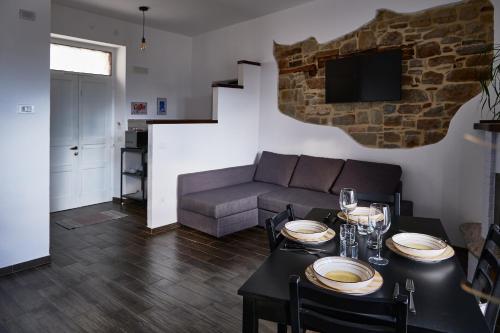 a living room with a table and a couch at Eureka Room & Breakfast in Pietrapertosa