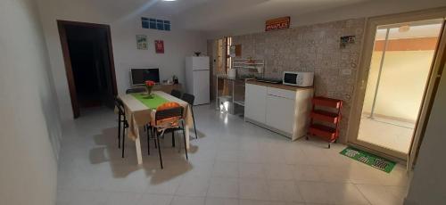 eine Küche mit einem Tisch und Stühlen im Zimmer in der Unterkunft Casa vacanze Il Portoncino in Ercolano