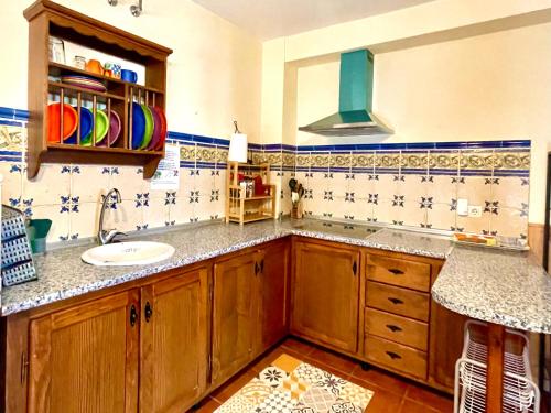 Η κουζίνα ή μικρή κουζίνα στο Apartamentos Axarquia , Frigiliana, terraza privada con vistas a la montaña rio y al mar