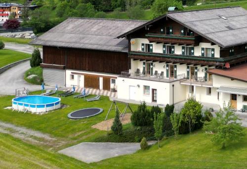 vista aerea di una casa con piscina di Igluhut Four Seasons a Pfarrwerfen