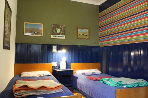 1 dormitorio con 2 camas y mesa con lámpara en Abra Marina Hotel en Mar del Plata