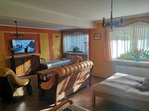 TV a/nebo společenská místnost v ubytování Apartament Fort Owcza Góra