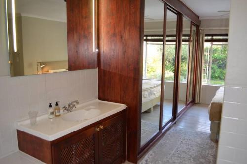 Ένα μπάνιο στο Serendipity - 3 Bedroom home, jacuzzi & inside barbecue