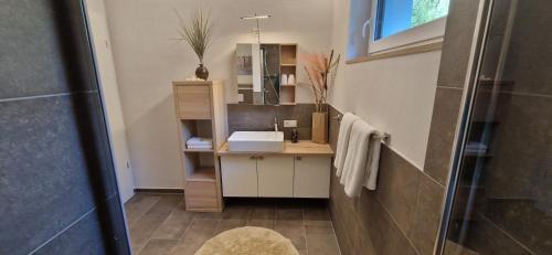 bagno con lavandino, specchio e doccia di Place2be a Calden