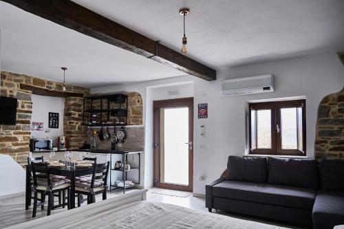 a living room with a couch and a table at Eureka Room & Breakfast in Pietrapertosa