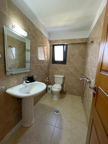 Ένα μπάνιο στο Belvedere Hotel & Suites