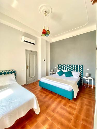 1 dormitorio con 2 camas y suelo de madera en Upi-Up Rome Staying en Roma