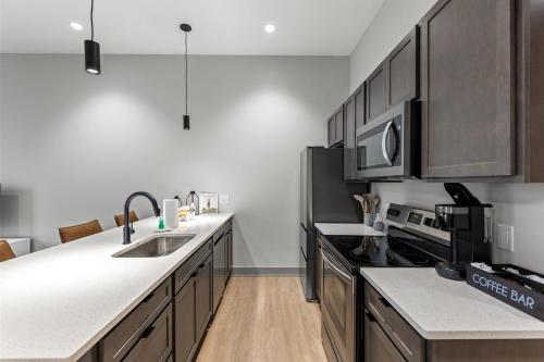 Kuchyň nebo kuchyňský kout v ubytování 175 LEX - Walkable Downtown Lexington & Rupp Arena - Full Condos