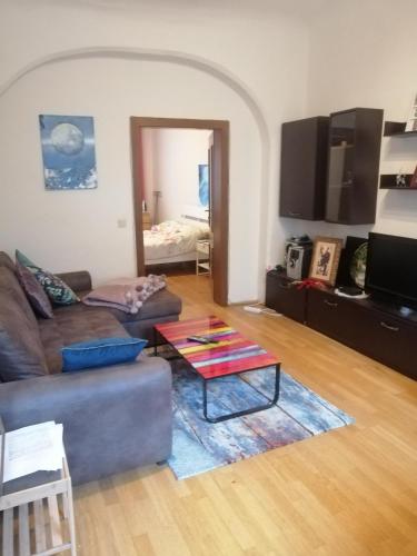 ein Wohnzimmer mit einem Sofa und einem Couchtisch in der Unterkunft In the Heart of Salzburg in Salzburg