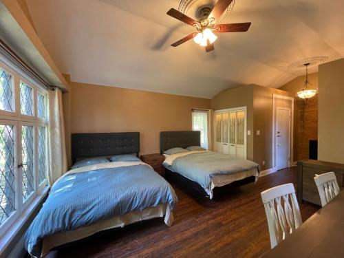 um quarto com 2 camas e uma ventoinha de tecto em THE RED STAR room E em Cataratas do Niágara