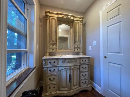 uma casa de banho com uma cómoda em madeira e um espelho. em THE RED STAR room E em Cataratas do Niágara