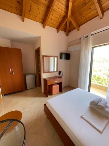 Ένα ή περισσότερα κρεβάτια σε δωμάτιο στο Belvedere Hotel & Suites