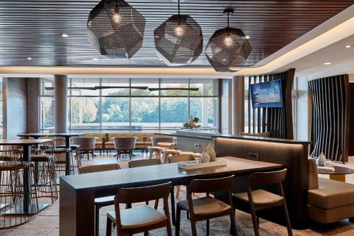 ein Restaurant mit Tischen und Stühlen und eine Bar in der Unterkunft SpringHill Suites by Marriott Canfield in Canfield