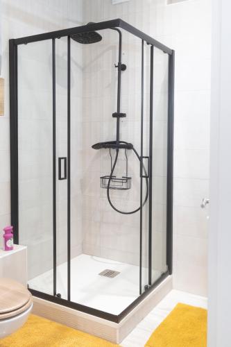 une douche avec une porte vitrée dans une salle de bain dans l'établissement LIKE CASA- Centre/Gare, à Valence