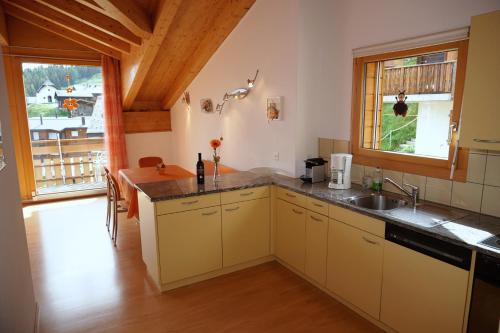 eine Küche mit einer Spüle und einer Arbeitsplatte in der Unterkunft Haus Alpsägu, Bettmeralp in Bettmeralp