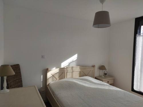 una camera da letto con un letto, un tavolo e una finestra di Escapade Périgourdine a Trélissac