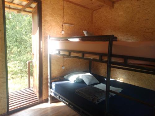מיטה או מיטות קומותיים בחדר ב-Camping Eagle Canyon