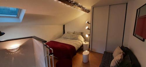 een kleine kamer met een bed en een trap bij La petite bulle in Vouvray