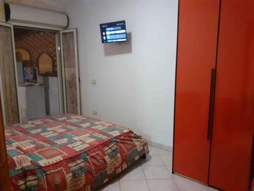 a bedroom with a bed and a tv on the wall at STRETT in Campobasso