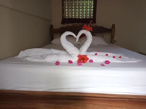 two swans made out of towels on a bed at Hospedaje y Restaurante la cocina de Mami in Moyogalpa