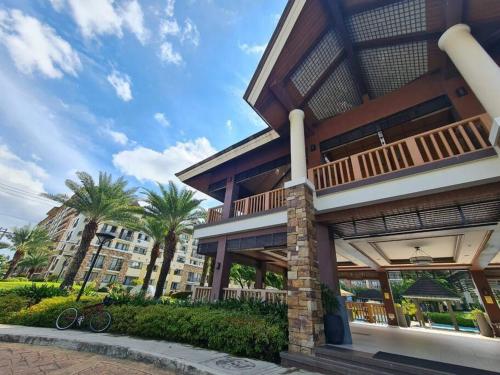 un edificio con balcón y palmeras en Cebu One Oasis Fully Furnished Studio with balcony, en Carreta
