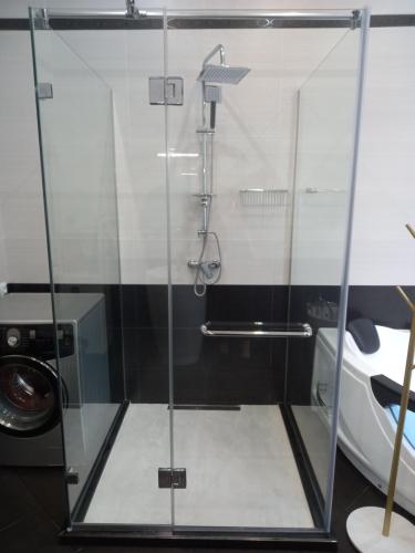 y baño con ducha y puerta de cristal. en Tskaltubo Apartment Mirian Mepe en Tskaltubo