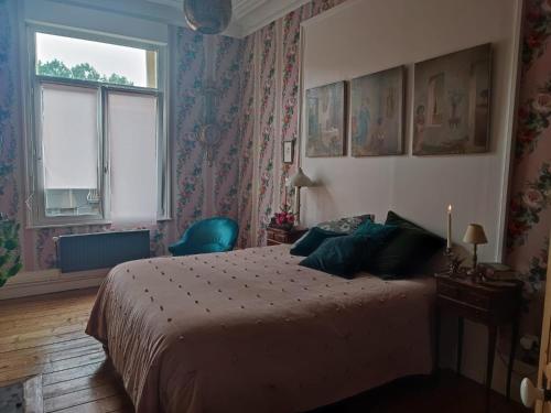 1 dormitorio con cama y ventana en Rose's room en Saint-Léonard