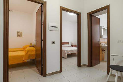 Habitación con dormitorio con cama y espejo. en Liammare, en Mondragone