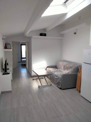 un salon avec un canapé et une table dans l'établissement Maison indépendante 35m² classée proche d'Ylium., à Olonne-sur-Mer