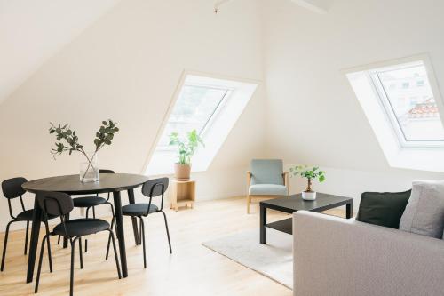 sala de estar con mesa y sillas en S54 - Private Rooms in the City Center, en Bergen